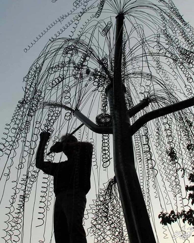 علی داوری در حال نصب مجسمه چوپان در خانه هنرمندان